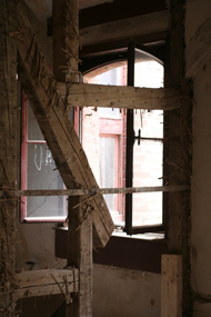 Holzbalken und rotes Fenster